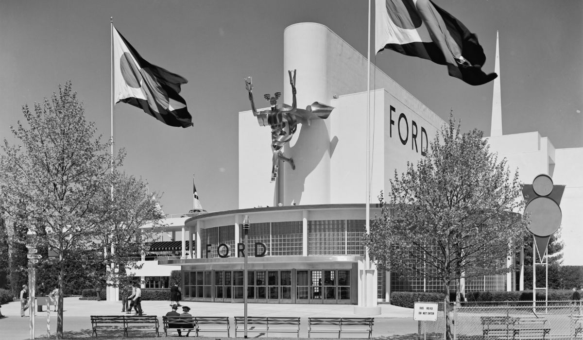 U.S. commercial television made its official debut at the New York World’s Fair.The signal wa